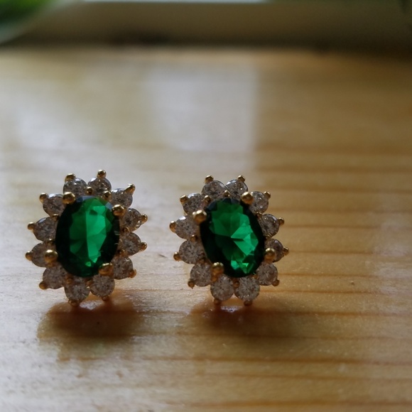 Gold emerald starburst stud earrings - Picture 5 of 8